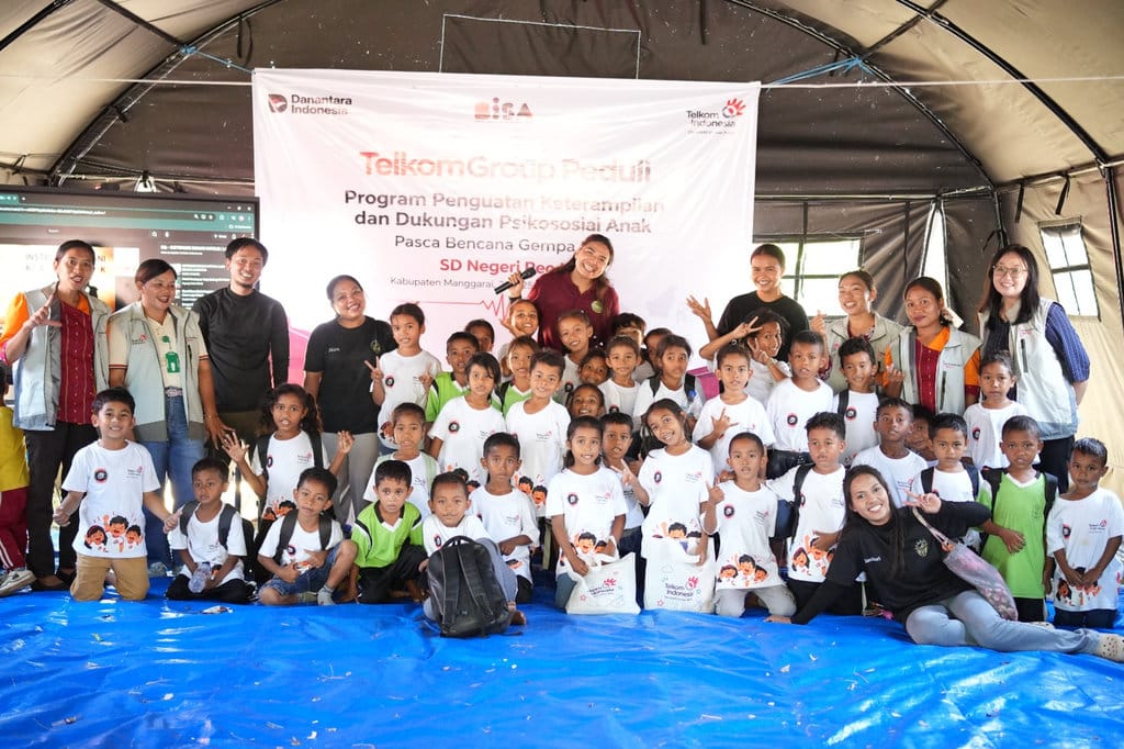 Telkom bersama guru dan peserta kegiatan dalam program pemulihan pembelajaran pascagempa di Kabupaten Manggarai, Nusa Tenggara Timur. (FOTO/dok. Telkom) Header Rilis Telkom