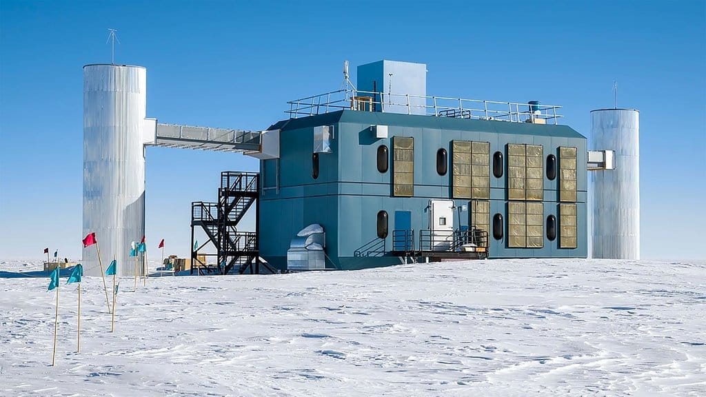 Observatorium Neutrino IceCube. wikimedia/Christopher Michel Observatorium Neutrino IceCube