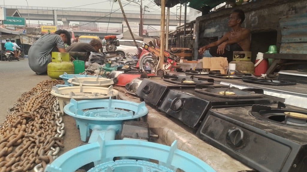 Pedagang barang bekas di sekitaran Pasal 7 Ulu Palembang. FOTO/Irwanto Ficer Nasib Pedagang Pasar Loak