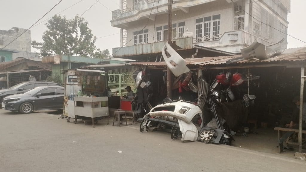 Pedagang barang bekas di sekitaran Pasal 7 Ulu Palembang. FOTO/Irwanto Ficer Nasib Pedagang Pasar Loak