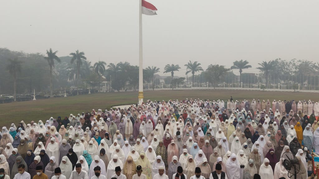 Umat Islam melaksanakan Shalat Istisqa atau shalat meminta hujan di halaman Griya Agung Palembang, Sumatera Selatan, Kamis (8/10/2026). Pemerintah Provinsi Sumatera Selatan kembali menggelar Shalat Istisqa untuk memohon hujan kepada Allah SWT agar bencana kabut asap dampak Kebakaran Hutan dan Lahan (Karhutla) yang melanda Kota Palembang dan Sejumlah Kabupaten di Sumatera Selatan segera berakhir. ANTARA FOTO/Nova Wahyudi/YU Shalat memohon hujan di Palembang