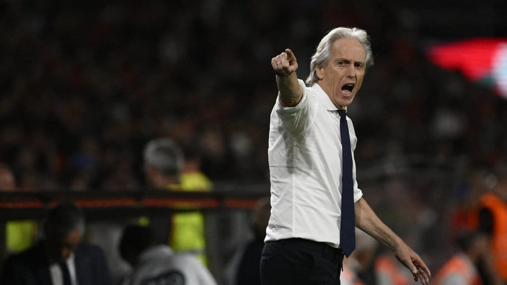 Pelatih Portugal Jorge Jesus memberi isyarat di tepi lapangan saat pertandingan sepak bola Grup 4 UEFA Nations League antara Portugal dan Norwegia di stadion Dragao di Porto pada 3 Oktober 2026 (Foto oleh Miguel RIOPA / AFP) Jorge Jesus