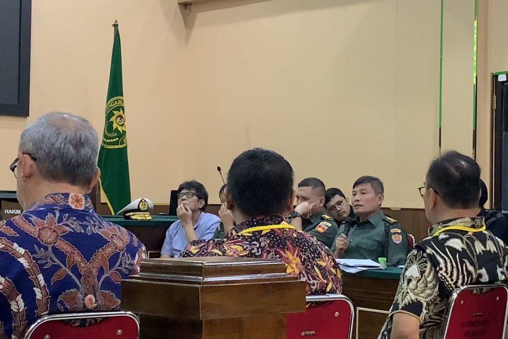 Eks Pangdam Pangdam IV/Diponegoro, Letjen Widi Prasetijono, menanggapi keterangan ketiga ahli yang dihadirkan dari pihaknya di Pengadilan Tinggi Militer II Jakarta, Kamis (8/10/2026). tirto.id/Huda Sidang Kasus Widi Prasetijonoa