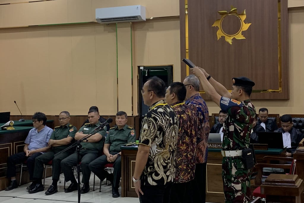 (Dari kiri ke kanan) Ahli Hukum Pertanahan Universitas Trisakti, RB Agus Widjayanto; Ahli Hukum Keuangan dan Administrasi Negara Universitas Indonesia, Dian Puji N Simatupang; dan Ahli Pidana Universitas Airlangga, Nur Basuki Minarno, disumpah sebagai saksi ahli yang dihadirkan penasihat hukum para terdakwa di sidang dugaan korupsi pengadaan lahan BUMD Cilacap di Pengadilan Tinggi Militer II Jakarta, Kamis (8/10/2026). tirto.id/Huda Sidang Kasus Widi Prasetijonoa