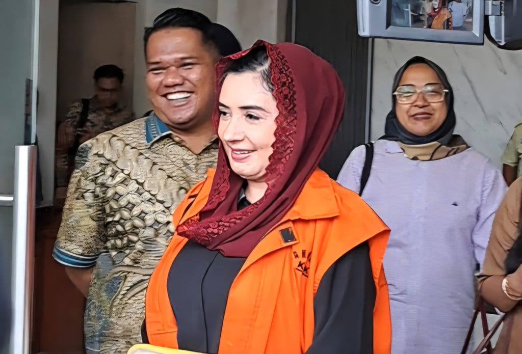 Bupati Pekalongan nonaktif, Fadia Arafiq berjalan sambil tersenyum usai menjalani sidang pledoi di Pengadilan Tipikor Semarang, Kamis (8/10/2026). tirto.id/Baihaqi Annizar Fadia Arafiq