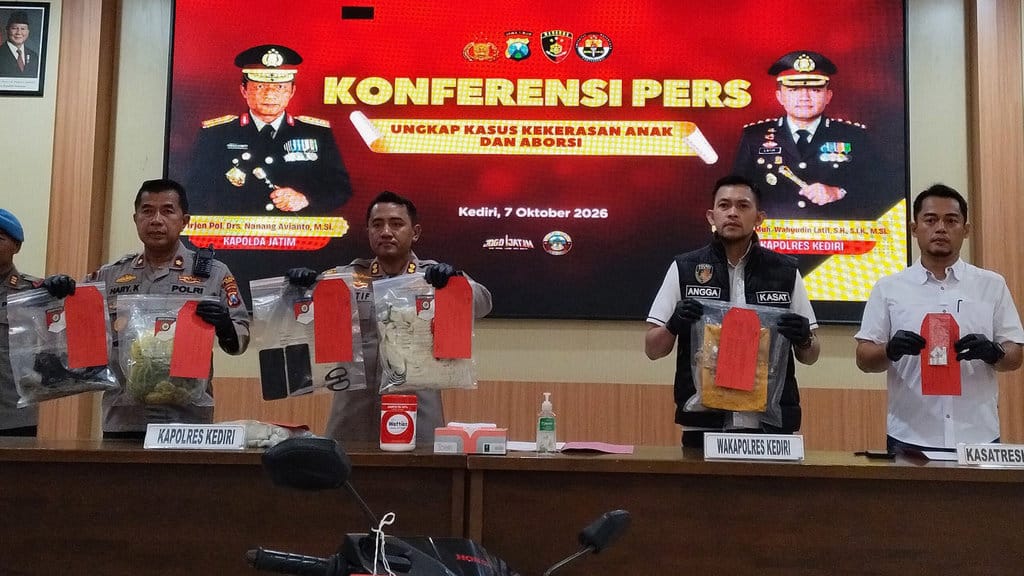 Konferensi pers kasus pembuangan janin dan bayi di Polres Kediri. Foto/Infokediri Konpers Pembunagan Bayi Kediri