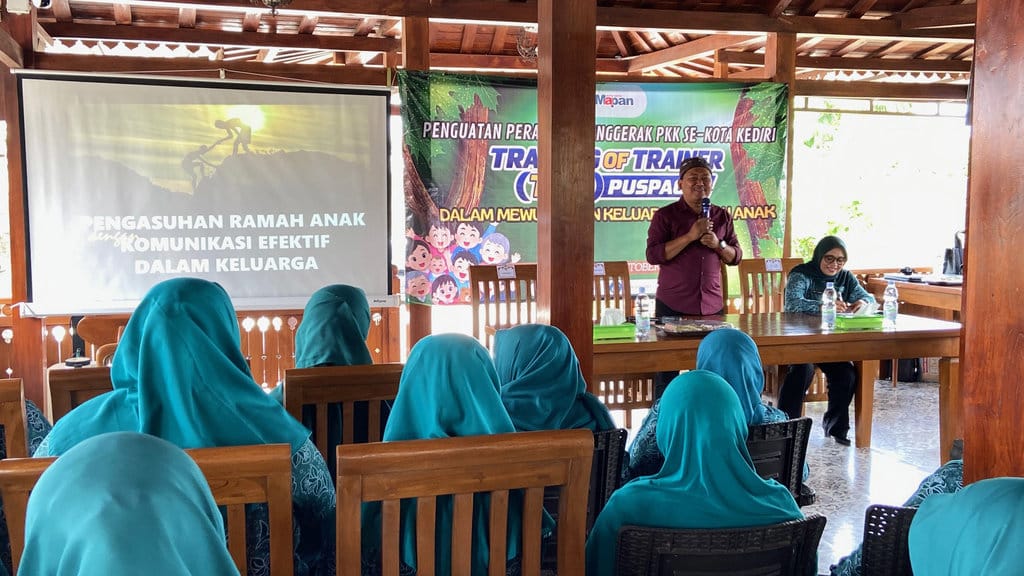 Adri Suyanto Training of Trainer (TOT) Pusat Pembelajaran Keluarga (PUSPAGA), di Omah Sawah, Kelurahan Burengan, Kota Kediri. Infokediri TOT PUSPAGA
