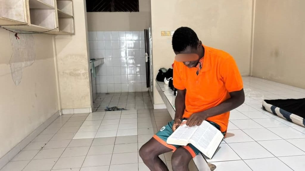Pemain sepak bola asal Ghana, Godfred Kwadwo Frimpong (GDF) sedang membaca buku tempat penampungan orang asing di Rumah Detensi Imigrasi (Rudenim) Semarang. Foto /dokumentasi Rudenim Godfred Kwadwo Frimpong di tangkap