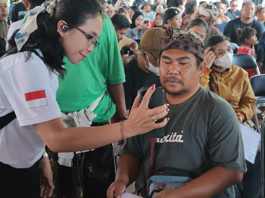 Menteri Komdigi Meutya Hafid saat mengunjungi Wantilan Pura Kahyangan Desa Adat Legian, Kuta, Badung saat pendataan Perlinsos digital. (tirto.id/Ahmad Firizqi Irwan) Meutya Hafid saat pendataan Perlinsos digital