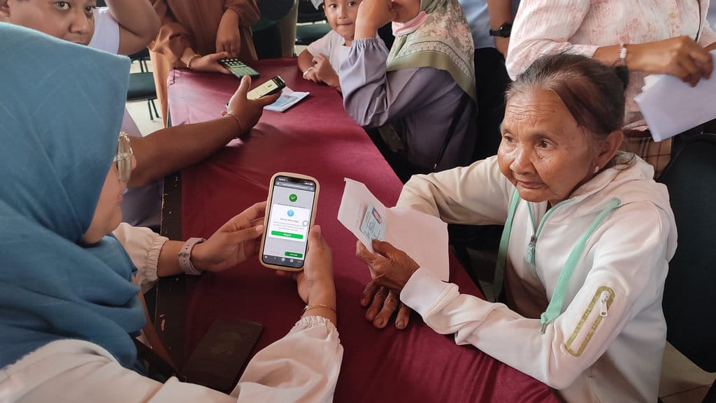 Menteri Komdigi Meutya Hafid saat mengunjungi Wantilan Pura Kahyangan Desa Adat Legian, Kuta, Badung saat pendataan Perlinsos digital. (tirto.id/Ahmad Firizqi Irwan) Meutya Hafid saat pendataan Perlinsos digital