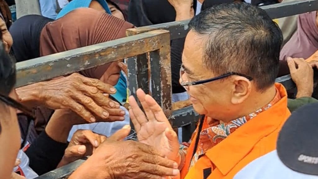 Bupati Pati nonaktif, Sudewo, menyapa pendukung sambil menebar senyum usai menjalani sidang dupik di Pengadilan Tipikor Semarang, Jumat (9/10/2026). FOTO/Baihaqi Annizar Perjuangan Terakhir Bupati Sudewo