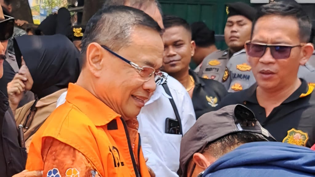 Bupati Pati nonaktif, Sudewo, menyapa pendukung sambil menebar senyum usai menjalani sidang dupik di Pengadilan Tipikor Semarang, Jumat (9/10/2026). FOTO/Baihaqi Annizar Perjuangan Terakhir Bupati Sudewo