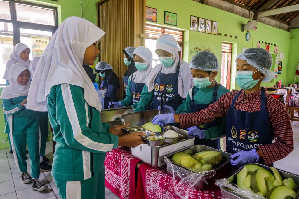 Siswa memberikan buah melon potong untuk rekannya saat uji coba Program Makan Bergizi Gratis (MBG) dengan metode prasmanan di SD Muhammadiyah Bantar, Sentolo, Kulon Progo, DI Yogyakarta, Kamis (8/10/2026). ANTARA FOTO/Rahid Putra Laksana/app/nz Uji coba MBG prasmanan di DIY