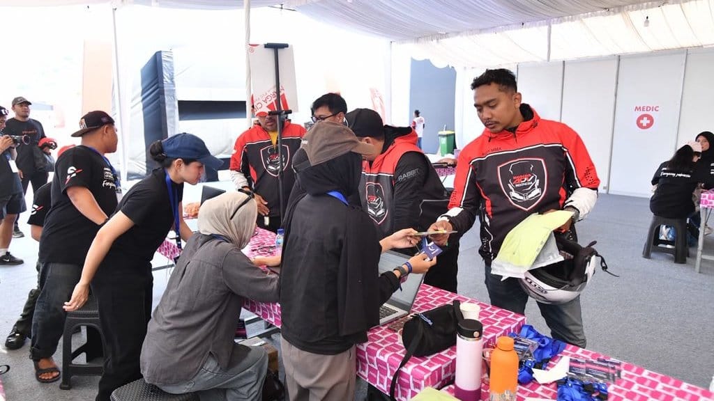 Camping ground Pertamina di Sirkuit Mandalika disiapkan untuk komunitas otomotif yang menyaksikan ajang balap MotoGP. Camping Ground Pertamina di Sirkuit Mandalika