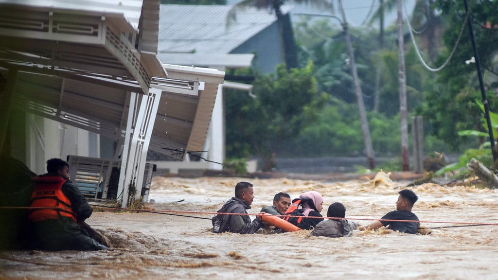 Tim SAR dari Brimob Polda Sumbar mengevakuasi warga saat banjir bandang menerjang kawasan Lumin Park di Padang, Sumatera Barat, Sabtu (10/10/2026). ANTARA FOTO/Fitra Yogi/nz Banjir bandang di Padang