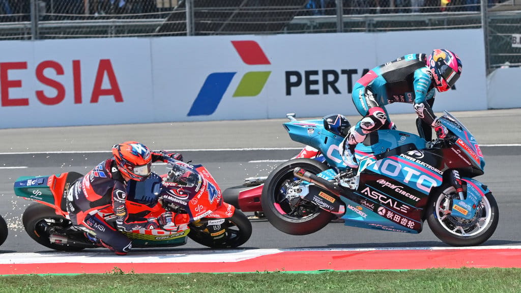 Pembalap CFMOTO Power Electronics Aspar Team David Alonso (kanan) terpental usai bersenggolan dengan rekan satu timnya, Daniel Holgado (tidak terlihat), sementara pembalap QJMOTOR JP Financial MSI Ivan Ortola (kiri) melaju saat balapan Moto2 Pertamina Grand Prix of Indonesia 2026 di Sirkuit Internasional Pertamina Mandalika, KEK Mandalika, Lombok Tengah, NTB, Minggu (11/10/2026). Empat pembalap terjatuh dalam insiden di lap pembuka di tikungan satu Sirkuit Mandalika, antara lain Daniel Holgado, David Alonso, Joe Roberts, dan Collin Veijer. ANTARA FOTO/Fikri Yusuf/app/nym. Insiden di Moto2 Mandalika