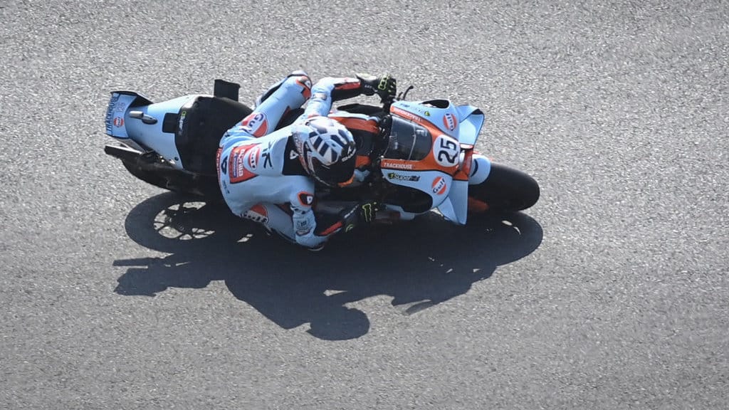 Pembalap SuperFile Trackhouse MotoGP Team Raul Fernandez memacu kecepatan sepeda motornya saat balapan MotoGP Pertamina Grand Prix of Indonesia 2026 di Sirkuit Internasional Pertamina Mandalika, KEK Mandalika, Lombok Tengah, NTB, Minggu (11/10/2026). ANTARA FOTO/Fikri Yusuf/app/nym. MotoGP Indonesia 2026