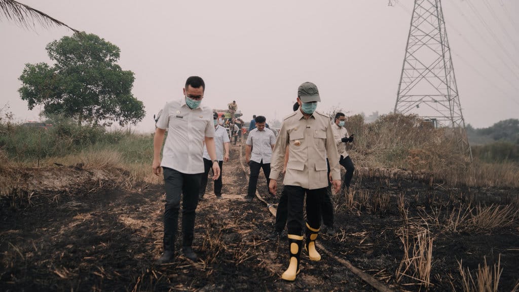 Wali Kota Palembang Ratu Dewa sedang mengecek areal terbakar di Palembang. FOTO/Kominfo Palembang Wali Kota Palembang Ratu Dewa