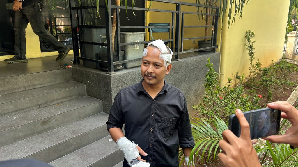 Pengemudi taksi online, Ahmad Andalusi memberikan keterangan kepada wartawan di Polda Metro Jaya, Senin (12/10/2026). (FOTO/Rayfahd Haykal) Kasus Pembegalan Taksi Online di Tangsel