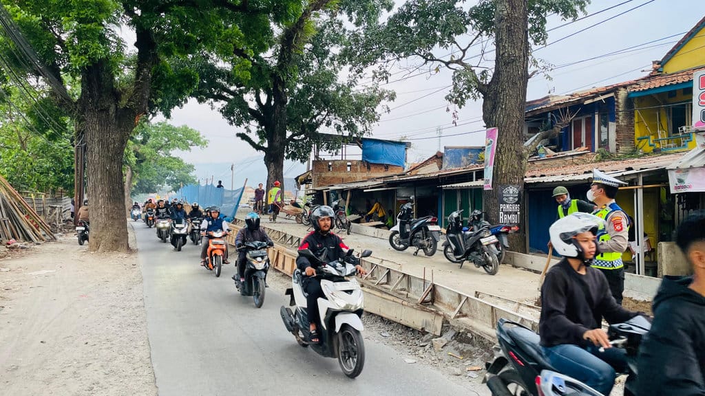 Warga tergabung dalam Gerakan Masyarakat (Gema) Kabupaten Bandung protes perbaikan jembatan Munjul 2 yang kerap menimbulkan kemacetan. Foto: Akmal Firmansyah/Tirto.id Aksi Gema Kabupaten Bandung