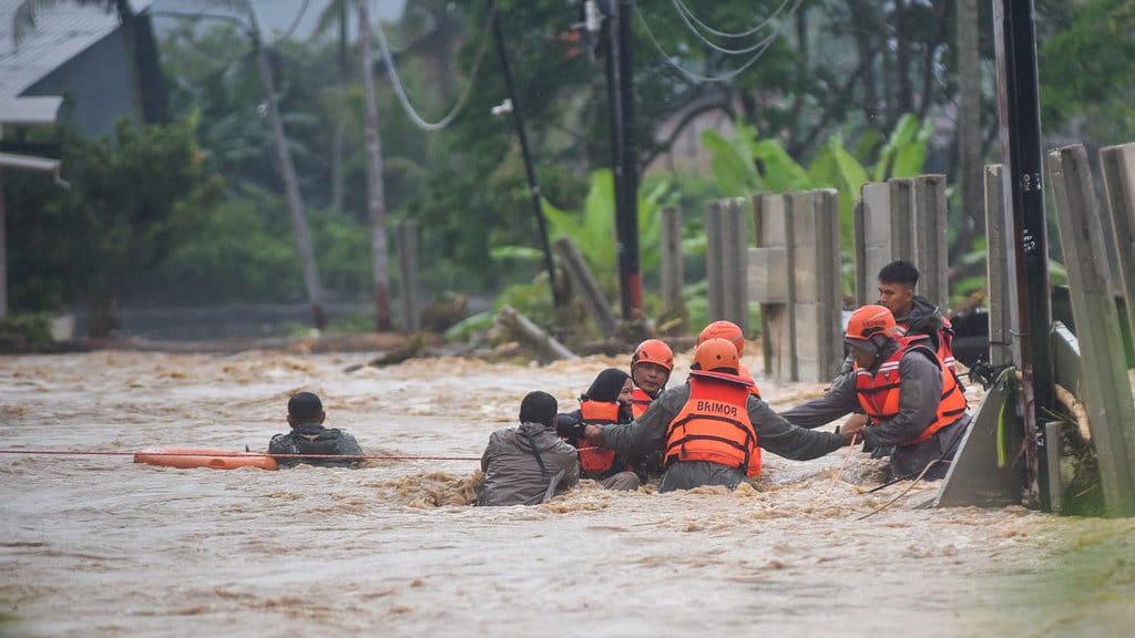 Tim SAR dari Brimob Polda Sumbar mengevakuasi warga saat banjir bandang menerjang kawasan Lumin Park di Padang, Sumatera Barat, Sabtu (10/10/2026). Banjir bandang menerjang sejumlah kecamatan di Kota Padang pascahujan dengan intensitas tinggi yang turun pada Sabtu (10/10) siang dan mengakibatkan permukiman penduduk terdampak sehingga warga dievakuasi ke tempat yang lebih aman. ANTARA FOTO/Fitra Yogi/nz Banjir Padang