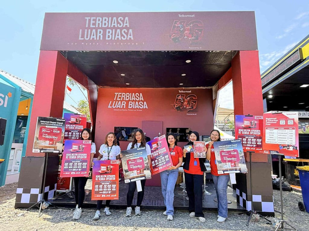 Telkomsel menghadirkan tiga booth pelayanan pelanggan diantaranya di Bandara Internasional Lombok, area Inner Circuit Sirkuit Mandalika, dan Bazaar Mandalika selama gelaran MotoGP Mandalika 2026 pada 9–11 Oktober 2026. Didukung 30 outlet, layanan ini memberikan kemudahan bagi pengunjung domestik maupun mancanegara untuk memperoleh produk Telkomsel, melakukan registrasi kartu, mendapatkan informasi paket internet, serta menikmati berbagai promo khusus selama gelaran berlangsung. foto/DOk. Telkomsel Body Artikel Telkomsel Bonus HUT Tirto