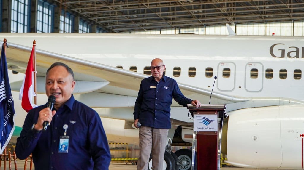 Glenny H. Kairupan (kanan) beralih posisi dari Direktur Utama menjadi Komisaris Utama. Doc: Garuda Indonesia Glenny Kairupan