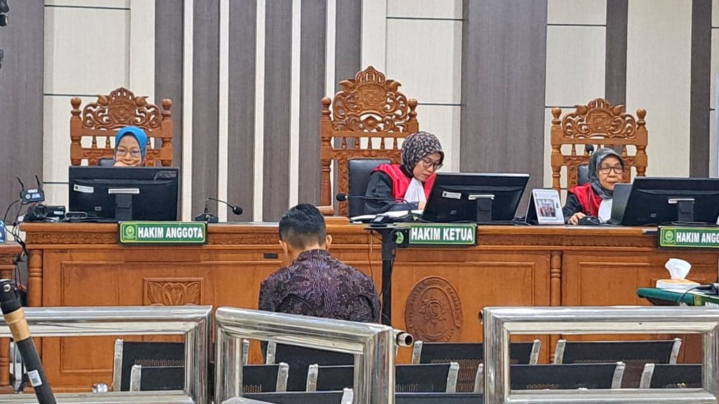 Bupati Cilacap nonaktif, Syamsul Auliya Rachman, menunduk sambil menangis saat membacakan nota pembelaan atau pleidoi di Pengadilan Tipikor Semarang, Selasa (13/10/2026). Foto Baihaqi Annizar Syamsul Auliya Rachman