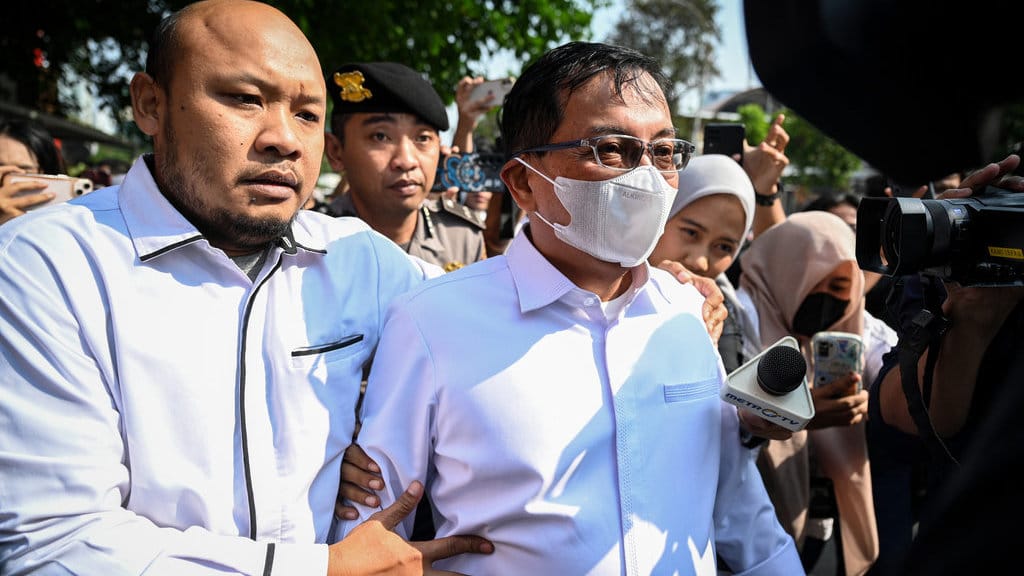 Sekretaris Utama Badan Nasional Penanggulangan Bencana (BNPB) Rustian (kedua kiri) berjalan usai menjalani pemeriksaan di Gedung Merah Putih KPK, Jakarta, Rabu (14/10/2026). KPK memeriksa Rustian dan 13 orang lainnya sebagai saksi dalam OTT KPK terkait kasus dugaan korupsi dana siap pakai untuk kebencanaan di lingkungan BNPB. ANTARA FOTO/Fauzan/wsj KPK periksa Sestama BNPB