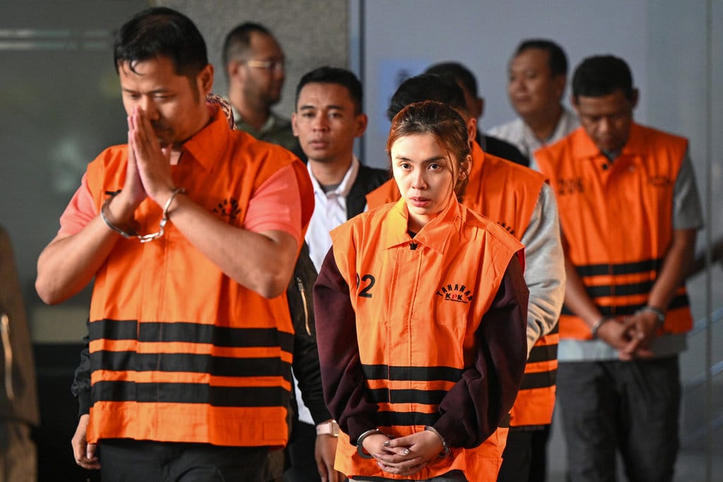 Kasubdit Pengelolaan Bantuan dan Kedaruratan BNPB sekaligus pejabat pembuat komitmen Gabriel Purwaka Sigit (kiri), Bima Setiawan (kanan) pihak swasta yang merupakan adik Kepala BNPB Letjen TNI Suharyanto, dan pihak swasta Syifa Nrika Ghifarian (kedua kiri) berjalan mengenakan rompi tahanan seusai menjalani pemeriksaan di Gedung Merah Putih KPK, Jakarta, Rabu (14/10/2026). ANTARA FOTO/Fauzan KPK tahan lima tersangka kasus dugaan korupsi di lingkungan BNPB