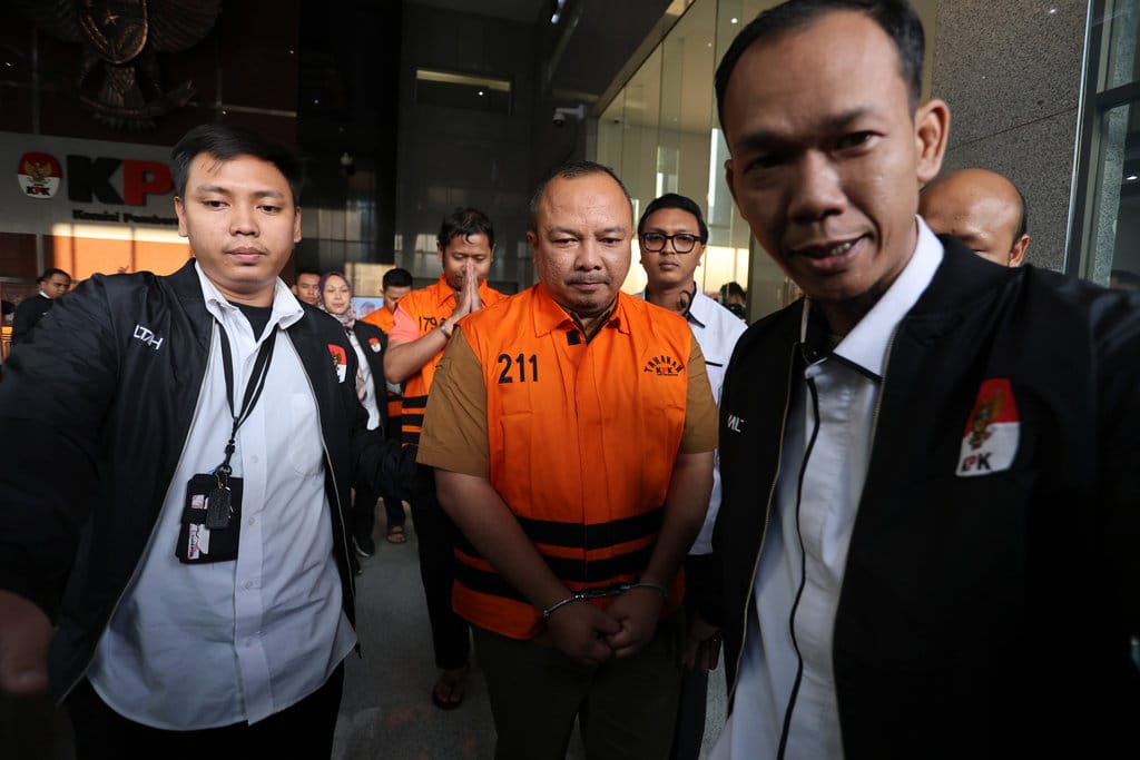 Tersangka kasus dugaan korupsi di lingkungan BNPB, tenaga ahli Kepala BNPB Richard Erlangga (tengah) dan Kasubdit Pengelolaan Bantuan dan Kedaruratan BNPB sekaligus pejabat pembuat komitmen Gabriel Purwaka Sigit (kedua kiri), berjalan mengenakan rompi tahanan seusai menjalani pemeriksaan di Gedung Merah Putih KPK, Jakarta, Rabu (14/10/2026). KPK menahan lima tersangka dalam kasus tersebut, yakni pejabat pembuat komitmen BNPB Gabriel Purwaka Sigit, Bima Setiawan, Richard Erlangga, serta dua pihak swasta, Gery Prasetiawan dan Syifa Nrika Ghifarian, setelah mengungkap kasus itu melalui Operasi Tangkap Tangan (OTT). ANTARA FOTO/Reno Esnir/sgd/kye Tersangka Kasus OTT BNPB