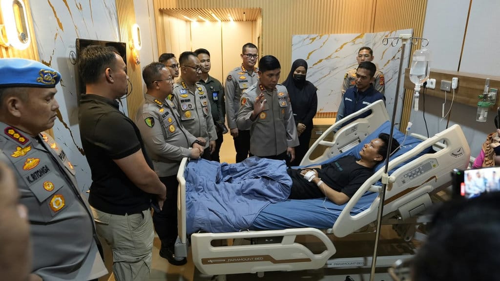 Kapolds Sumsel Irjen Pol Rony Samtana membesuk Rachmad Kurniawan, satu dari tiga jurnalis korban kekerasan sekelompok orang saat bertugas, di RS Bhayangkara Mohammad Hasan Palembang, Selasa (13/10/2026) malam. FOTO/Istimewa jurnalis korban kekerasan saat Demo Karhutla