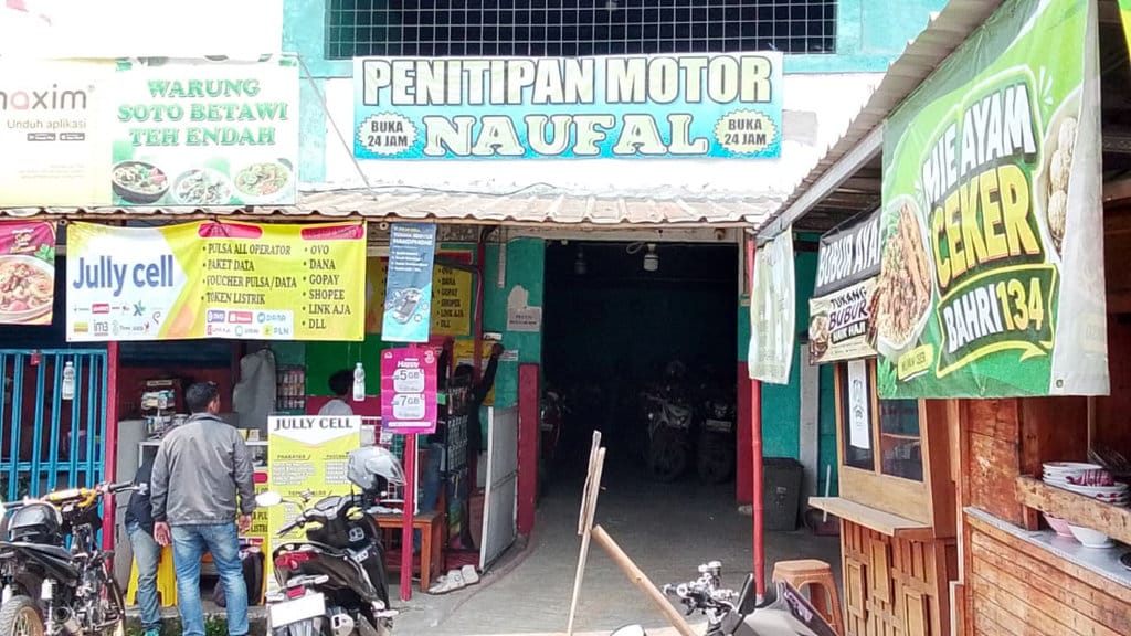 Tempat penitipan sepeda motor di sekitar Stasiun Bojonggede, Bogor. FOTO/Nufasya penitipan motor di Stasiun Bojonggede