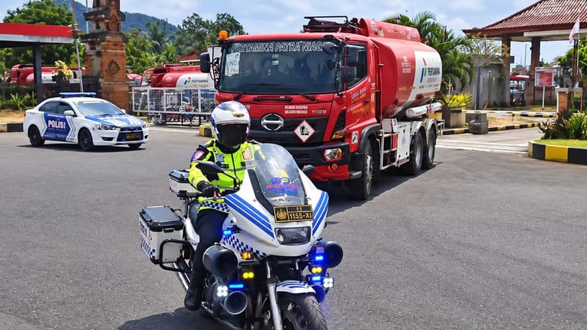 Ditlantas Polda Bali saat melakukan pengawalan truk tangki BBM dari Depo Pertamina Manggis, Karangasem untuk didistribusikan ke SPBU di wilayah Bali. (Dok.Polda Bali). pisah sambut Kapolda di Mapolda Bali