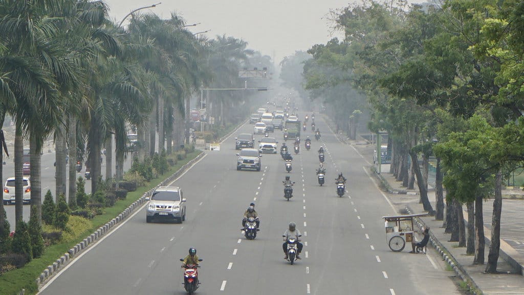 Sejumlah kendaraan melintasi Jalan Sudirman yang dipenuhi kabut asap di Pekanbaru, Riau, Kamis (15/10/2026). ANTARA FOTO/Rony Muharrman/YU Kualitas udara di Pekanbaru sangat tidak sehat