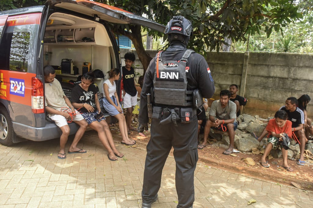 Tim gabungan Direktorat Tindak Pidana Narkoba Bareskrim Polri, Badan Narkotika Nasional (BNN), dan Polda Metro Jaya mengamankan terduga pelaku tindak pidana peredaran narkoba di Kompleks Permata (Kampung Ambon), Kedaung Kaliangke, Cengkareng, Jakarta Barat, Kamis (15/10/2026). ANTARA FOTO/Muhammad Adimaja/YU Polisi dan BNN grebek Kampung Ambon