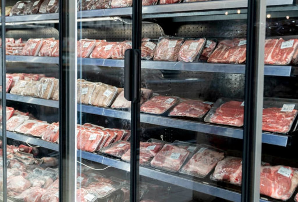 Ilustrasi lemari pendingin berisi daging di supermarket. FOTO/iStockphoto Ilustrasi lemari pendingin berisi daging