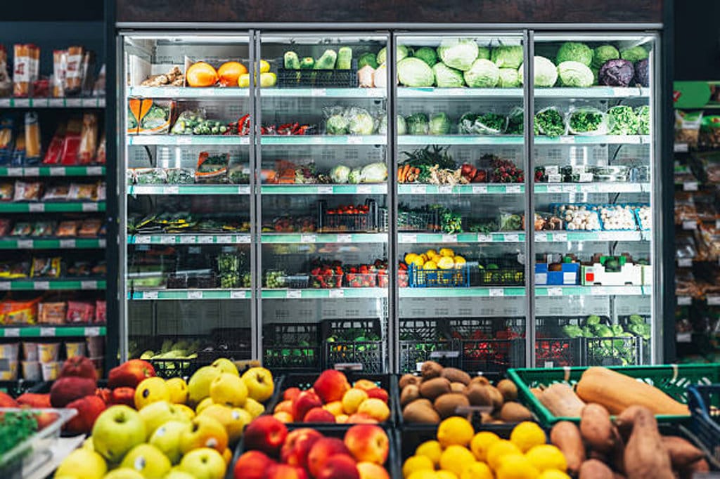 Ilustrasi lemari pendingin berisi buah/sayuran di supermarket. FOTO/iStockphoto Ilustrasi lemari pendingin berisi buah