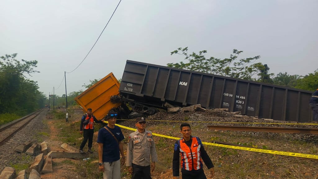 Dua KA Babaranjang mengalami tabrakan di OKU, Sumsel, Kamis (15/10/2026) dini hari. FOTO/Dokumen polisi Tabrakan KA Babaranjang