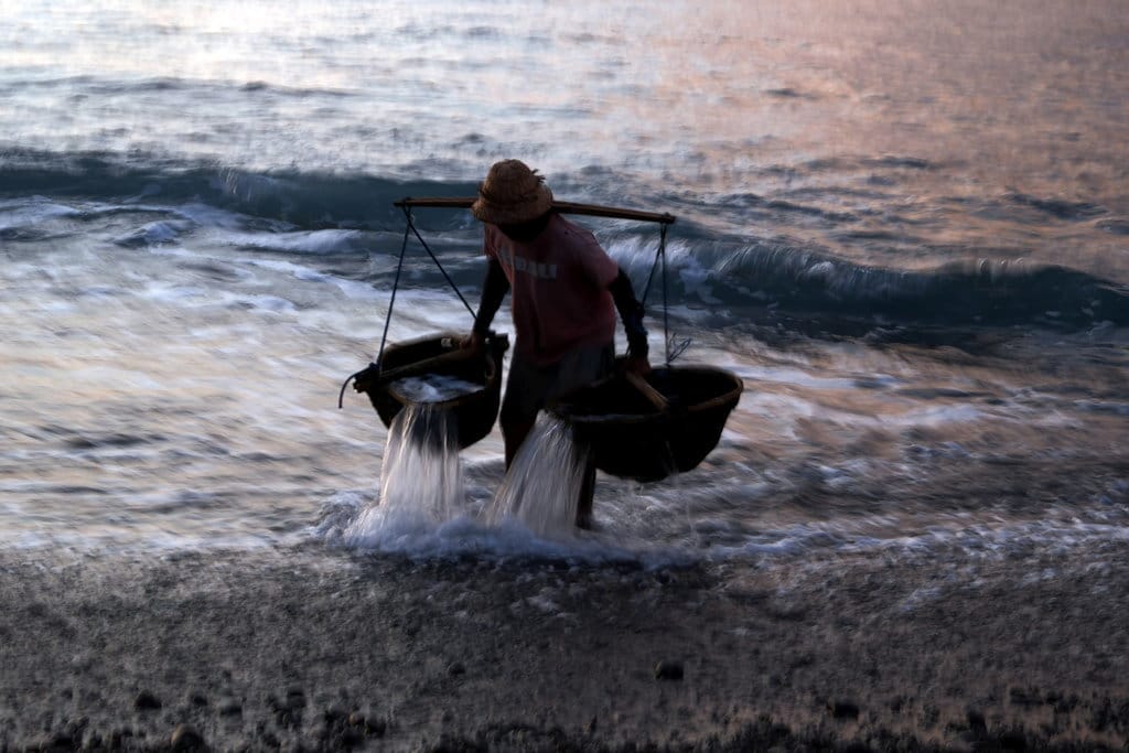 Petani mencari air laut saat proses pembuatan garam di Pantai Kusamba, Klungkung, Bali. ANTARA/ Nyoman Hendra Wibowo Produksi Garam khas Pantai Kusamba Bali