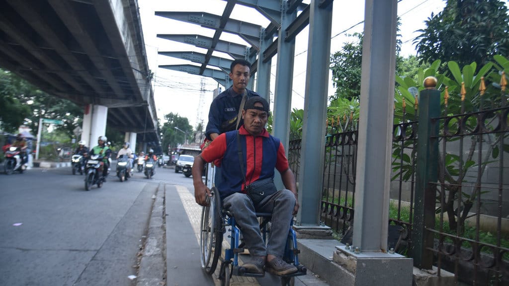 Tamasya di trotoar halte Bus Rapid Transit (BRT) nonkoridor di Jalan Ibrahim Adjie, Kiaracondong, Kota Bandung, Jumat (16/10/2026). Aktivis pegiat pejalan kaki dan komunitas keselamatan lalu lintas Edan Sepur keluhkan keamanan. tirto.id/Akmal Firmansyah Tamasya di trotoar halte BRT
