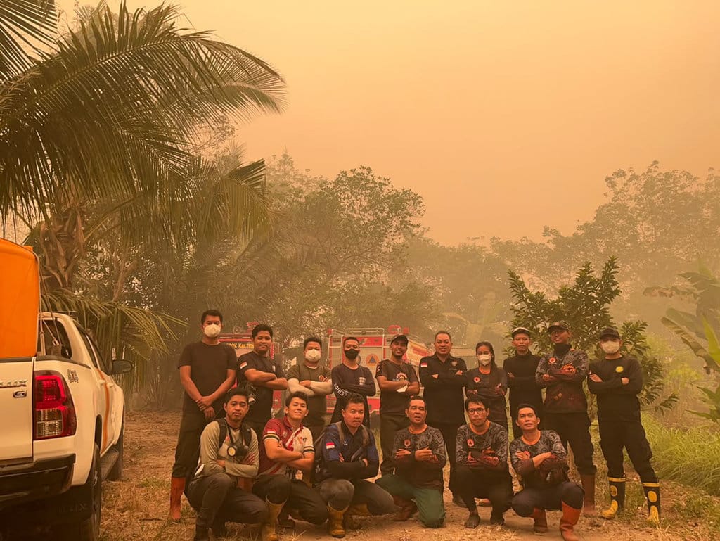 Nita dan tim relawan damkar yang bertugas di bawah naungan Badan Penanggulangan Bencana dan Pemadam Kebakaran (BPBPK) Provinsi Kalimantan Tengah. (FOTO/Nita Nuryani & tim damkar BPBPK Kalteng) Cerita Relawan Damkar Nita