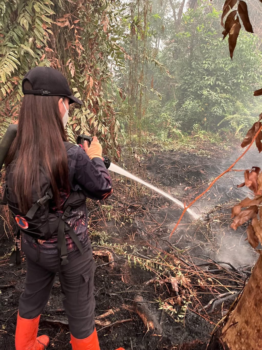 Nita Nuryani (30) adalah satu-satunya perempuan di dalam regu relawan damkar yang terdiri atas tujuh orang. Tim yang membentuk regu-regu damkar umumnya didominasi oleh laki-laki. (FOTO/Nita Nuryani & tim damkar BPBPK Kalteng) Cerita Relawan Damkar Nita