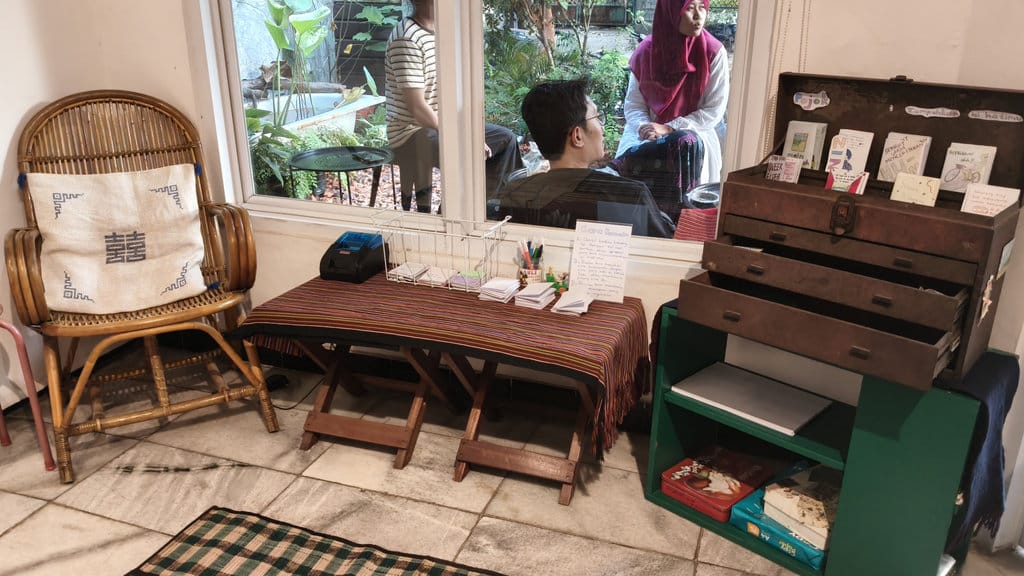 Sudut di PannaLab untuk pengunjung yang ingin membuat kreasi zine, bagian dari karya pameran Nyorog Sunyi. (FOTO/Arrazani Hafidza) PannaLab Bekasi