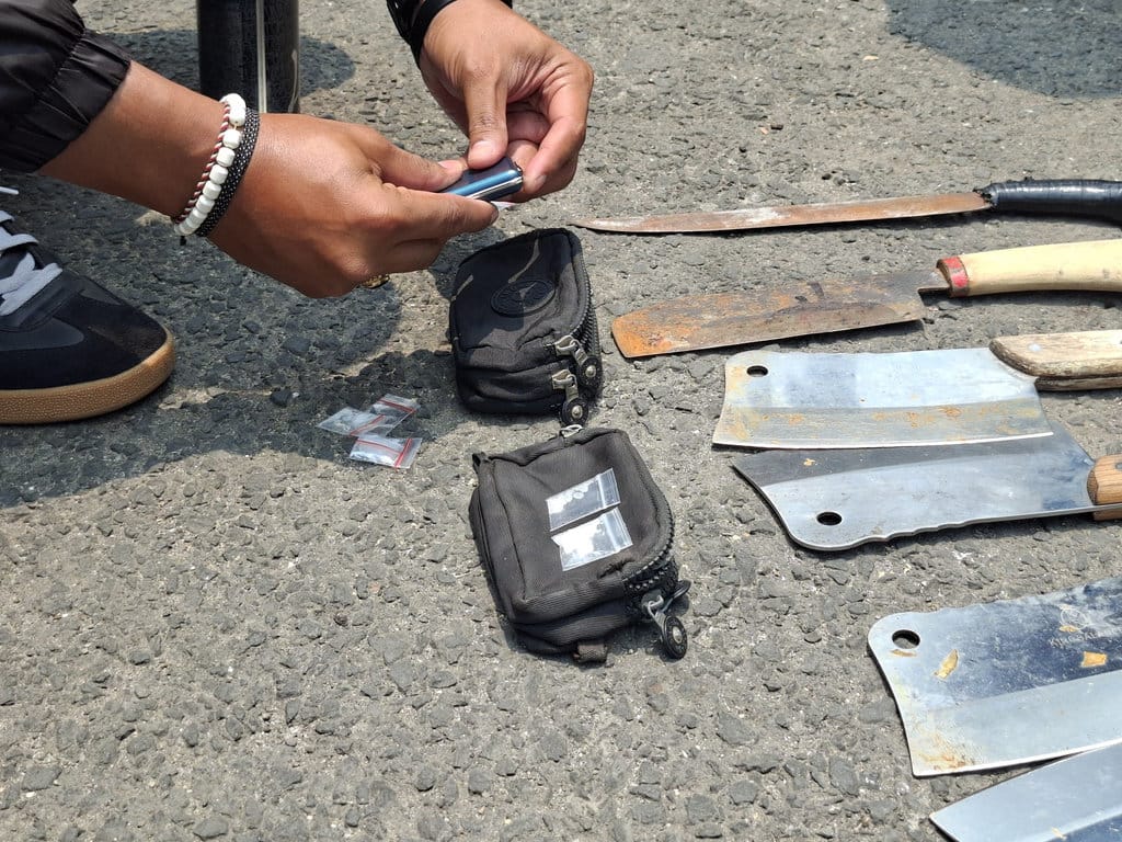 Penggerebekan di Kampung Permata alias Kampung Ambon, Jakarta Barat, oleh tim gabungan Bareskrim Polri, Polda Metro Jaya, dan BNN, Kamis (15/10/2026). tirto.id/Ayu Mumpuni Penggerebekan di Kampung Ambon