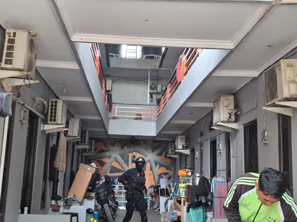 Penggerebekan di Kampung Permata alias Kampung Ambon, Jakarta Barat, oleh tim gabungan Bareskrim Polri, Polda Metro Jaya, dan BNN, Kamis (15/10/2026). tirto.id/Ayu Mumpuni Penggerebekan di Kampung Ambon