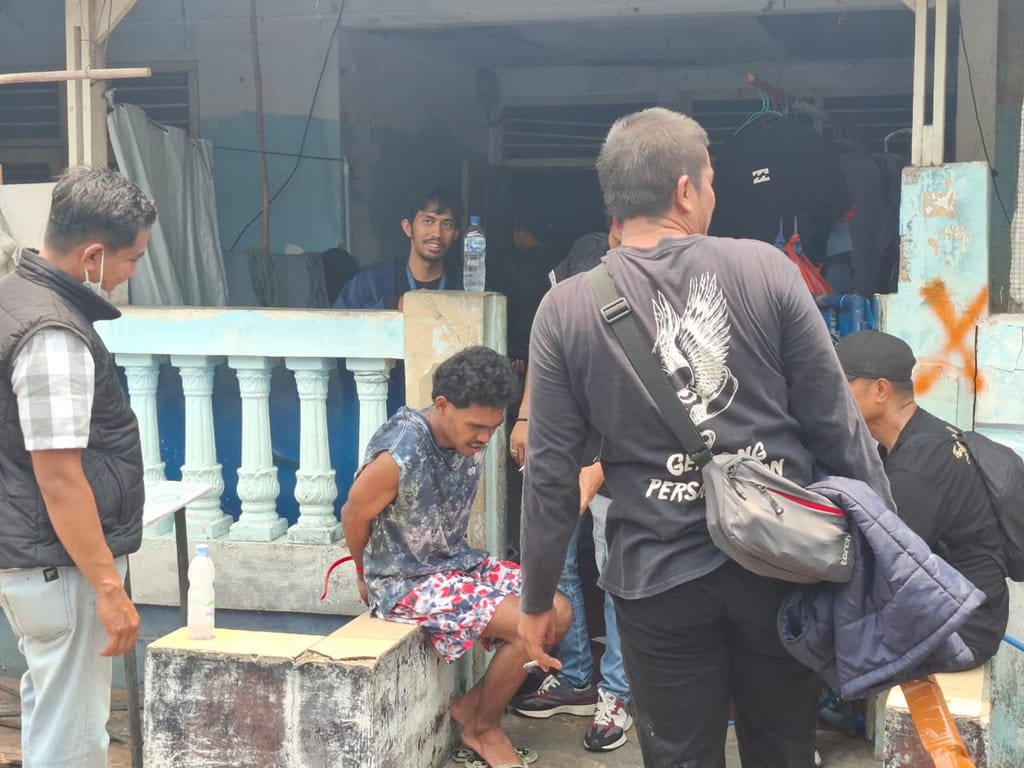 Penggerebekan di Kampung Permata alias Kampung Ambon, Jakarta Barat, oleh tim gabungan Bareskrim Polri, Polda Metro Jaya, dan BNN, Kamis (15/10/2026). tirto.id/Ayu Mumpuni Penggerebekan di Kampung Ambon