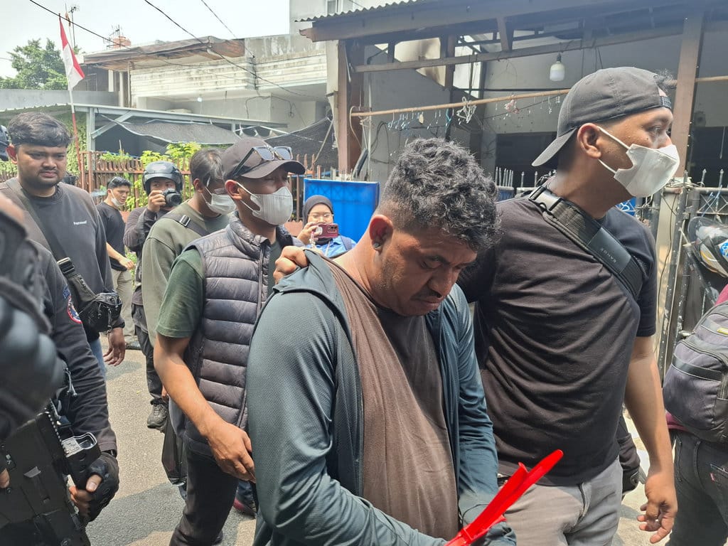Penggerebekan di Kampung Permata alias Kampung Ambon, Jakarta Barat, oleh tim gabungan Bareskrim Polri, Polda Metro Jaya, dan BNN, Kamis (15/10/2026). tirto.id/Ayu Mumpuni Penggerebekan di Kampung Ambon
