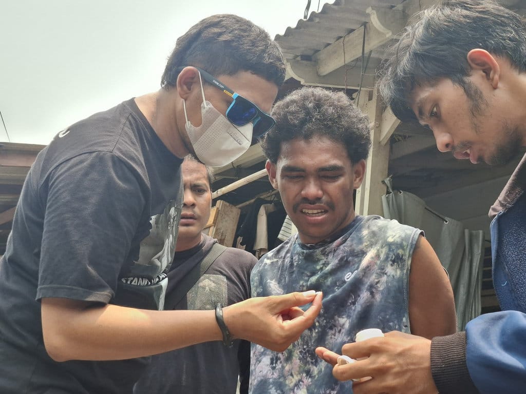 Penggerebekan di Kampung Permata alias Kampung Ambon, Jakarta Barat, oleh tim gabungan Bareskrim Polri, Polda Metro Jaya, dan BNN, Kamis (15/10/2026). tirto.id/Ayu Mumpuni Penggerebekan di Kampung Ambon