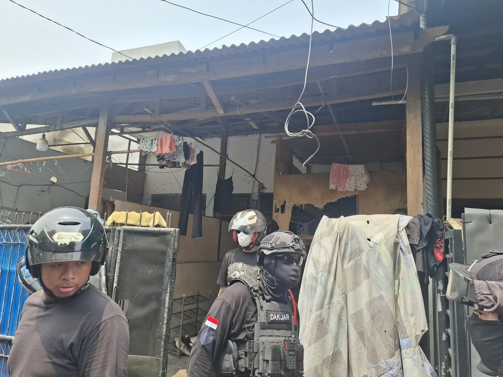 Penggerebekan di Kampung Permata alias Kampung Ambon, Jakarta Barat, oleh tim gabungan Bareskrim Polri, Polda Metro Jaya, dan BNN, Kamis (15/10/2026). tirto.id/Ayu Mumpuni Penggerebekan di Kampung Ambon